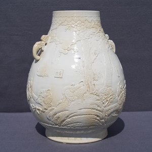 Un vase de forme hu en porcelaine de Chine monochrome, marque de Qianlong, 20ème — photo 7