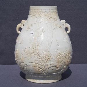 Un vase de forme hu en porcelaine de Chine monochrome, marque de Qianlong, 20ème — photo 8