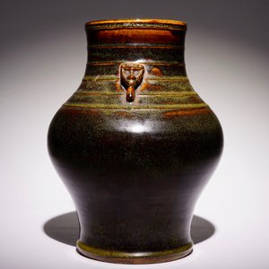 Un vase de forme hu en porcelaine de Chine monochrome poudre de thé, marque de Qianlong, 19ème — photo 4
