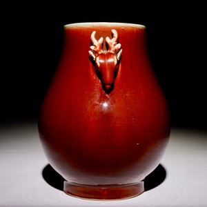 Un vase de forme hu en porcelaine de Chine monochrome sang de boeuf, 19ème — photo 4