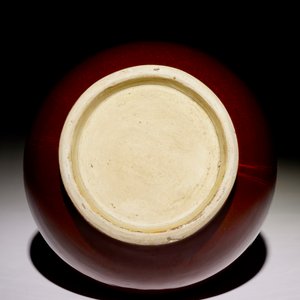 Un vase de forme hu en porcelaine de Chine monochrome sang de boeuf, 19ème — photo 6