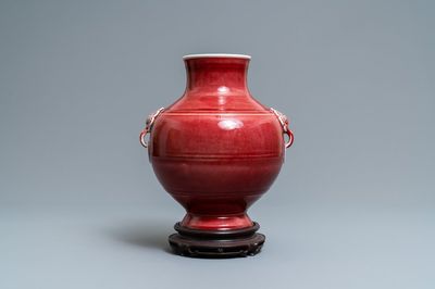 Un vase de forme hu en porcelaine de Chine monochrome sang de boeuf, marque de Qianlong, 19/20ème