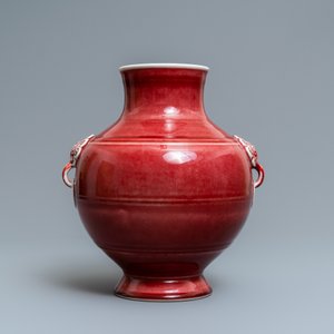 Un vase de forme hu en porcelaine de Chine monochrome sang de boeuf, marque de Qianlong, 19/20ème — photo 2