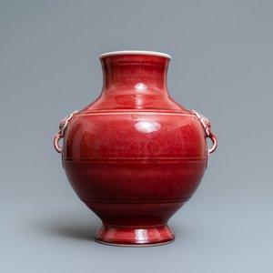 Un vase de forme hu en porcelaine de Chine monochrome sang de boeuf, marque de Qianlong, 19/20ème — photo 4