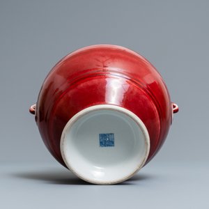 Un vase de forme hu en porcelaine de Chine monochrome sang de boeuf, marque de Qianlong, 19/20ème — photo 6