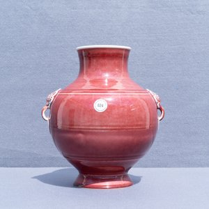 Un vase de forme hu en porcelaine de Chine monochrome sang de boeuf, marque de Qianlong, 19/20ème — photo 10