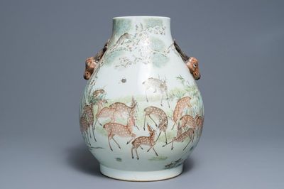 Un vase de forme hu en porcelaine de Chine qianjiang cai à décor de daims, 19/20ème