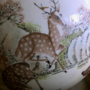 Un vase de forme hu en porcelaine de Chine qianjiang cai à décor de daims, 19/20ème — photo 18