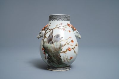 Un vase de forme hu en porcelaine de Chine, signé Cheng Yiting (1885-1948), daté 1936