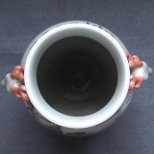 Un vase de forme hu en porcelaine de Chine, signé Cheng Yiting (1885-1948), daté 1936 — photo 9