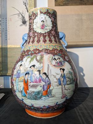 Un vase de forme 'hu' et une paire d'aquariums en porcelaine de Chine famille rose, 20ème — photo 1