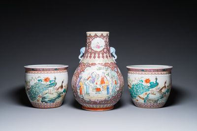 Un vase de forme 'hu' et une paire d'aquariums en porcelaine de Chine famille rose, 20ème