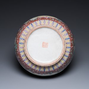 Un vase de forme 'hu' et une paire d'aquariums en porcelaine de Chine famille rose, 20ème — photo 12