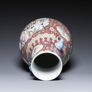Un vase de forme 'hu' et une paire d'aquariums en porcelaine de Chine famille rose, 20ème — photo 13