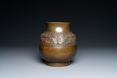 Un vase de forme 'hu' figurant des masques 'taotie', le base inscrit, Chine, 18/19ème
