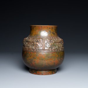 Un vase de forme 'hu' figurant des masques 'taotie', le base inscrit, Chine, 18/19ème — photo 3
