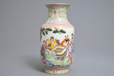 Un vase de forme lanterne en porcelaine de Chine famille rose, marque de Qianlong, République, 20ème