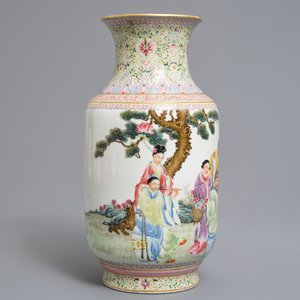 Un vase de forme lanterne en porcelaine de Chine famille rose, marque de Qianlong, République, 20ème — photo 2