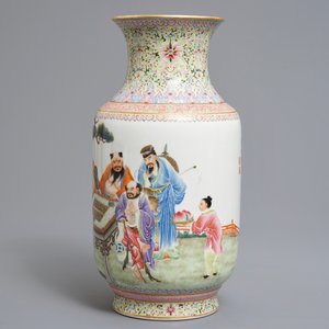 Un vase de forme lanterne en porcelaine de Chine famille rose, marque de Qianlong, République, 20ème — photo 4