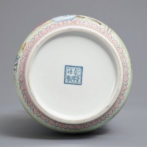 Un vase de forme lanterne en porcelaine de Chine famille rose, marque de Qianlong, République, 20ème — photo 6
