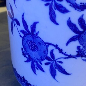 Un vase de forme lanterne en porcelaine de Chine pâte tendre en bleu et blanc à décor 'sanduo', Qianlong — photo 30