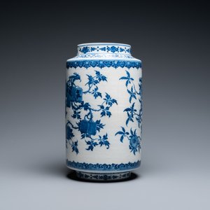 Un vase de forme lanterne en porcelaine de Chine pâte tendre en bleu et blanc à décor 'sanduo', Qianlong — photo 3