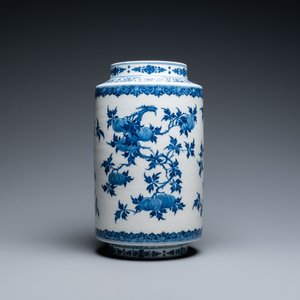 Un vase de forme lanterne en porcelaine de Chine pâte tendre en bleu et blanc à décor 'sanduo', Qianlong — photo 5