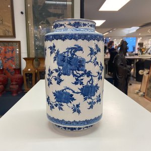 Un vase de forme lanterne en porcelaine de Chine pâte tendre en bleu et blanc à décor 'sanduo', Qianlong — photo 10