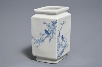 Un vase de forme lozange en porcelaine de Chine bleu et blanc, 20ème