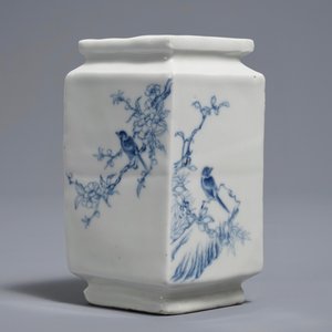 Un vase de forme lozange en porcelaine de Chine bleu et blanc, 20ème — photo 2