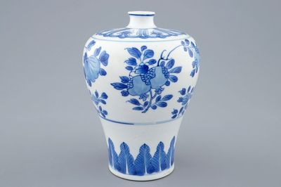 Un vase de forme meiping à décor floral en porcelaine de Chine bleu et blanc, Kangxi
