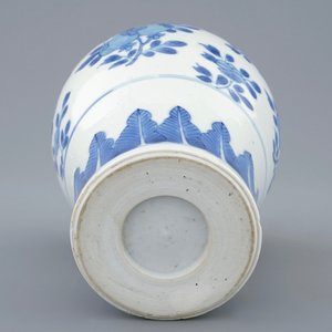 Un vase de forme meiping à décor floral en porcelaine de Chine bleu et blanc, Kangxi — photo 3