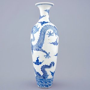 Un vase de forme meiping aux dragons en porcelaine de Chine bleu et blanc, marque Kangxi, 19ème — photo 4