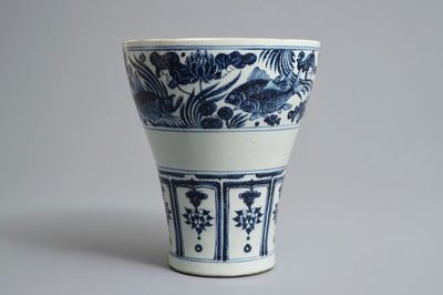 Un vase de forme meiping coupé en porcelaine de Chine bleu et blanc de style Yuan, 19/20ème