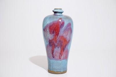 Un vase de forme meiping de type junyao à tâche pourpre, Chine, 20ème