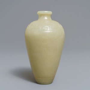 Un vase de forme meiping en jade sculpté à décor en relief, Chine, 19/20ème — photo 1