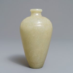 Un vase de forme meiping en jade sculpté à décor en relief, Chine, 19/20ème — photo 4