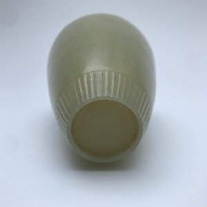 Un vase de forme meiping en jade sculpté à décor en relief, Chine, 19/20ème — photo 9