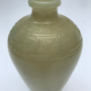 Un vase de forme meiping en jade sculpté à décor en relief, Chine, 19/20ème — photo 8