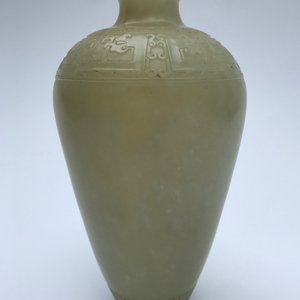 Un vase de forme meiping en jade sculpté à décor en relief, Chine, 19/20ème — photo 10