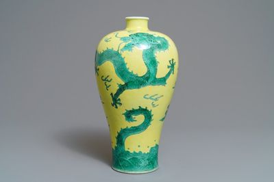 Un vase de forme meiping en porcelaine de Chine à décor de dragons en vert et jaune, 19/20ème