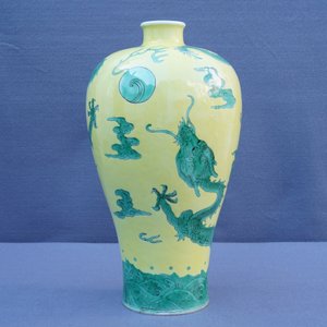 Un vase de forme meiping en porcelaine de Chine à décor de dragons en vert et jaune, 19/20ème — photo 14