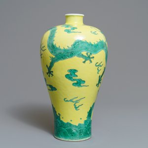 Un vase de forme meiping en porcelaine de Chine à décor de dragons en vert et jaune, 19/20ème — photo 2