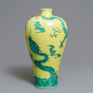 Un vase de forme meiping en porcelaine de Chine à décor de dragons en vert et jaune, 19/20ème — photo 3