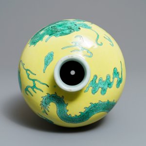 Un vase de forme meiping en porcelaine de Chine à décor de dragons en vert et jaune, 19/20ème — photo 5