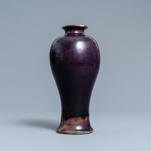 Un vase de forme 'meiping' en porcelaine de Chine aubergine monochrome, Ming — photo 1