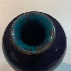 Un vase de forme 'meiping' en porcelaine de Chine aubergine monochrome, Ming — photo 11