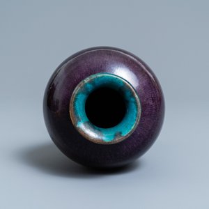 Un vase de forme 'meiping' en porcelaine de Chine aubergine monochrome, Ming — photo 5