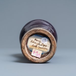 Un vase de forme 'meiping' en porcelaine de Chine aubergine monochrome, Ming — photo 6