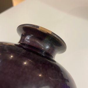 Un vase de forme 'meiping' en porcelaine de Chine aubergine monochrome, Ming — photo 9
